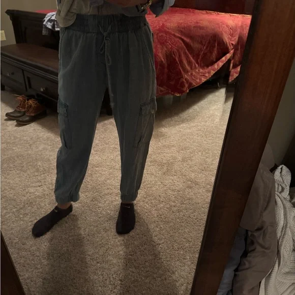 Dress Forum Los Angeles Women’s Light Wash Denim Cargo Joggers - Picture 11 of 12